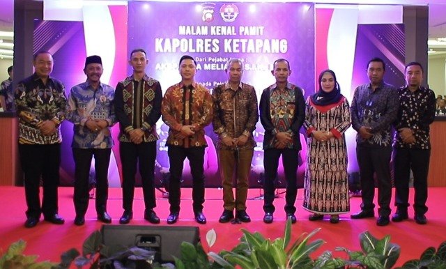 Malam perpisahan Kapolres Ketapang dari AKBP Laba Meliala kepada AKBP Tommy Ferdian yang juga dihadiri Bupati Ketapang Martin Rantan pada Rabu (12/7) malam