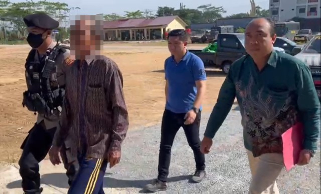 Aparat kepolisian pada Jumat (28/7) menangkap NI (68) pelaku pembakaran lahan di Dusun Wonosari, Desa Sungai Bulan, Kecamatan Sungai Raya. Akibat ulahnya, lahan seluas sekitar 60 hektare ikut hangus terbakar. Foto: ist/tmB