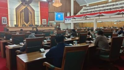 Rapat paripurna DPRD Kalbar terhadap Raperda Pertanggungjawaban Pelaksanaan APBD 2022 yang mengalami penundaan lantaran kehadiran anggota dewan tidak kourum, Jumat (7/7)