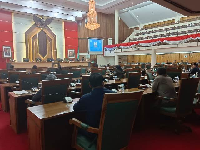 Rapat paripurna DPRD Kalbar terhadap Raperda Pertanggungjawaban Pelaksanaan APBD 2022 yang mengalami penundaan lantaran kehadiran anggota dewan tidak kourum, Jumat (7/7)