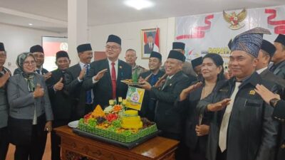 Ketua DPRD Kubu Raya Agus Sudarmansyah memberikan tumpeng kepada Bupati Kubu Raya Muda Mahendrawan saat rapat paripurna HUT ke-16 Kubu Raya, Selasa (18/7)