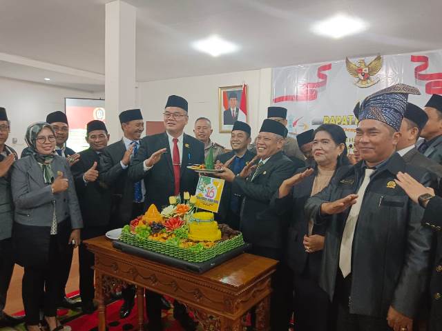 Ketua DPRD Kubu Raya Agus Sudarmansyah memberikan tumpeng kepada Bupati Kubu Raya Muda Mahendrawan saat rapat paripurna HUT ke-16 Kubu Raya, Selasa (18/7)