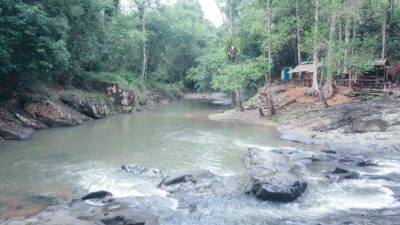 Riam Jajak Buru hanya 3,5 jam saja dari Kota Pontianak, lebih tepatnya di Desa Gombang, Kecamatan Sengah Temila, Kabupaten Landak, Riam Jajak Buru menawarkan keindahan alam yang memukau dan suasana yang tenang.