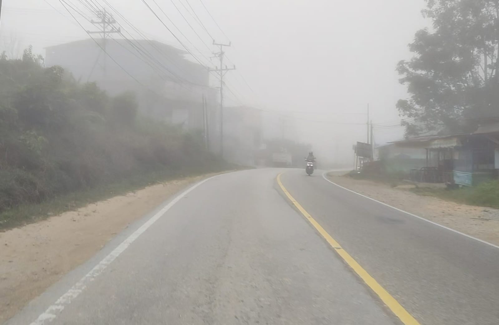 Kabupaten Sanggau ditutupi kabut asap lantaran titik api terdeteksi di sejumlah kecamatan akibat kebakaran hutan dan lahan (karhutla). Akibatnya, jarak pandang semakin menipis, Senin (31/7). Foto: pek
