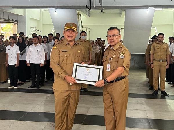 Sekda Ketapang Alexander Wilyo memberikan penghargaan kepada Staf Ahli Bupati Bidang Pemerintahan Hukum dan Politik Joko Prastowo yang telah pensiun saat apel rutin, Senin (3/7).