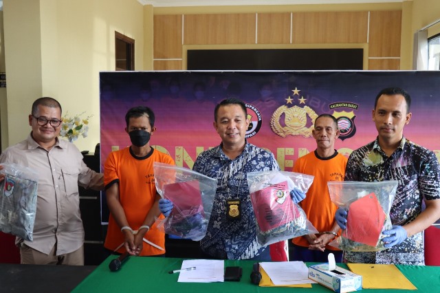 Kasat Reskrim Polres Kubu Raya IPTU Heru Anggoro saat konfrensi pers, Jumat (28/7) terkait suami yang menghabisi istri lantaran curiga berselingkuh. Foto: tmb