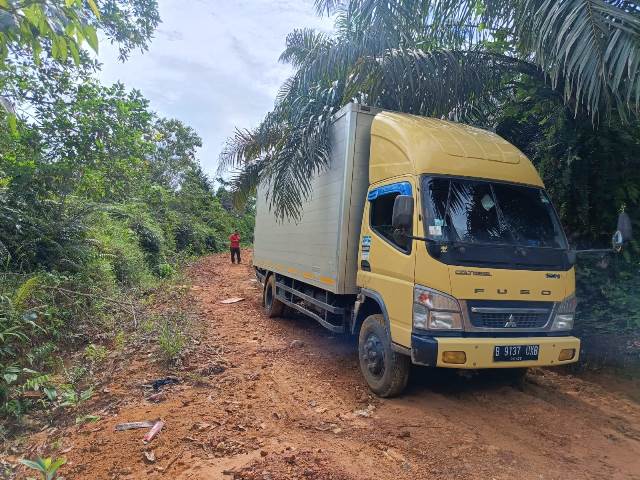 Aparat gadungan merampok seorang supir box yang bekerja membawa barang logistik milik PT ASSA Logistik pada Sabtu (2/7) dinihari. Pelaku kemudian membawa mobil box ke perkebunan kelapa sawit. Foto: ist/tmB