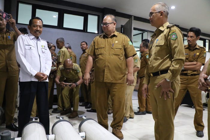 Pj Wali kota Singkawang Sumastro meninjau langsung tanki septik terapung untuk mengatasi Buang Air Besar (BAB) sembarangan di Singkawang. Foto: uck