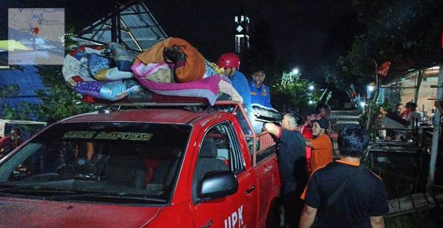 Tim gabungan dibantu warga mengevakuasi enam kepala keluarga pada Minggu (2/7) setelah terjadi pergeseran tanah di lingkungan RT 03 Kelurahan Sui Sengkuang. Foto: pek