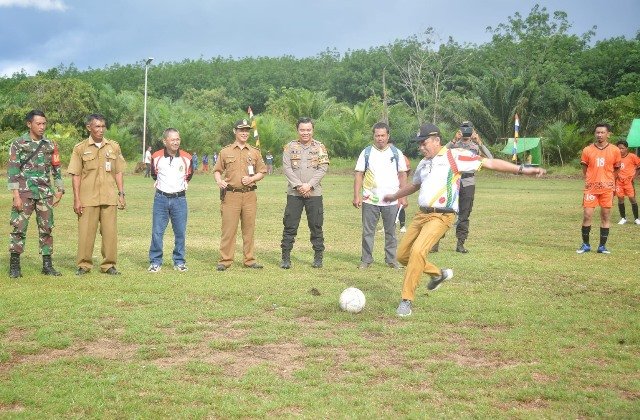 Asisten Setda Pemkab Ketapang bidang Pemerintahan dan Kesra Heriyandi membuka Open Turnamen Sepak Bola Pematang Gadong, Selasa (11/7)