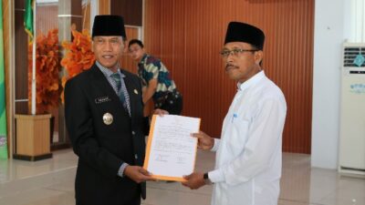 Wakil Bupati Ketapang Farhan saat melantik pengurus LPTQ Ketapang periode 2023-2028 yang diketuai Satuki Huddin pada Jumat (28/7). Farhan menaruh harapan besar LPTQ yang baru dapat membawa Ketapang meraih juara di ajang MTQ