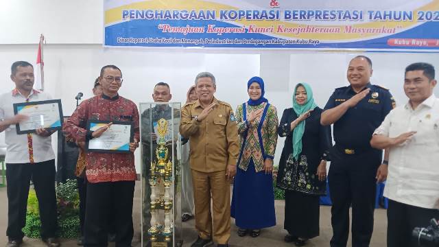 Bupati Kubu Raya Muda Mahendrawan didampingi Wakil Ketua DPRD Kubu Raya Suharso dan Kadis DKUPP memberikan penghargaan kepada koperasi berprestasi sekaligus penyerahan penyerahan bantuan pendukung usaha mikro tahun 2023, Selasa (25/7)