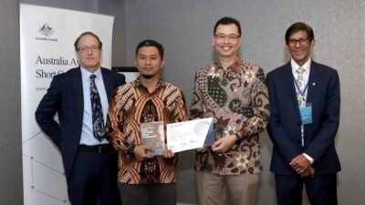 ASN Bapas Pontianak, Wahyu Saefudin pria (42) yang mendapat beasiswa dari Australia Short Course Australia Awards, Kamis (24/8). Ia telah berhasil menyelesaikan buku ilmiahnya setebal 100 lebih halaman berjudul Generasi Anti Korupsi, Suara ASN Muda dalam Transformasi. Foto: ist/tmB