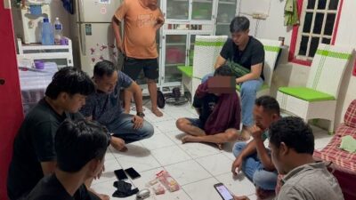 Seorang bandar sabu berinisial RAI (35) tak berkutik saat ditangkap personel Polsek Sekayam di kediaman orang tuanya di Dusun Balai Karangan III Desa Balai Karangan pada Selasa (15/8) malam.