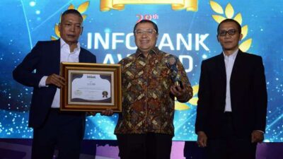 Direktur Keuangan bank bjb Nia Kania menerima penghargaan Diamond Trophy di ajang 28th Infobank Banking Apreciation 2023 pada BANKING MASTERY FORUM 2023 bertema Finding Your Bank'S Purpose: Penguatan dan Pengembangan Sektor Perbankan, yang diselenggarakan oleh Infobank dan The Asian Post, pada Jumat (25/8) di Jakarta. Foto: ist/tmB