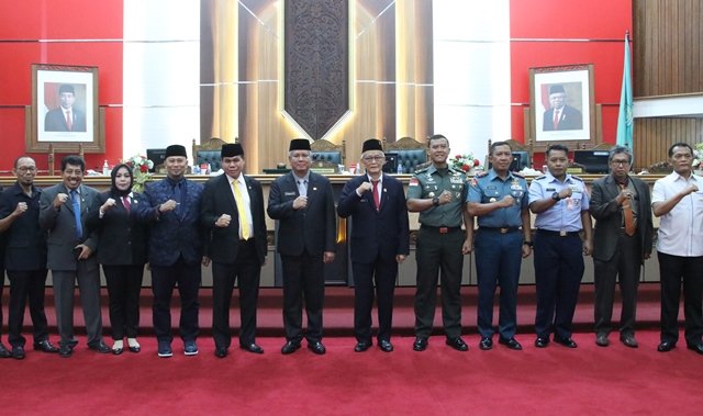 Foto bersama Forkompinda usai rapat paripurna DPRD Kalbar yang telah menetapkan tiga nama Pj Gubernur Kalbar untuk diusulkan ke Mendagri, Selasa (8/8)