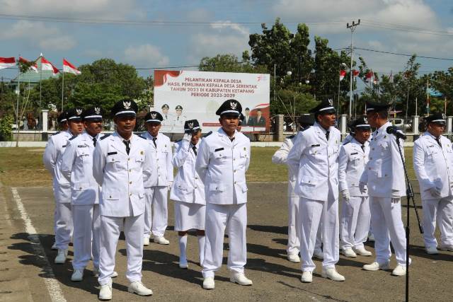 Bupati Ketapang Martin Rantan memberikan kado khusus kepada 120 kades tepat saat memperingati HUT ke-78 RI. Kado khusus itu yakni 120 kades tersebut dilantik secara serentak usai upacara yang digelar, Kamis (17/8). Foto: naufal