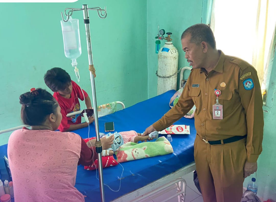 Kepala Dinas Kesehatan Kubu Raya Maridjan meninjau kondisi pasien DBD di Puskesmas Sui Kakap. Hingga saat ini tercatat sudah asda 363 kasus DBD di Kubu Raya