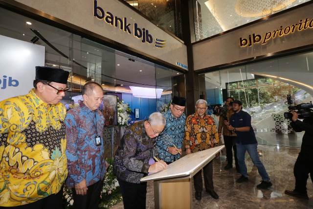 Gubernur Jawa Barat Ridwan Kamil didampingi para pejabat Bank BJB meresmikan kantor Bank BJB di T Tower, Kamis (3/8)