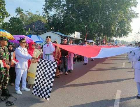 Pj Wali kota Singkawang Sumastro melepad karnaval budaya dalam rangka memeriahkan HUT ke-78 RI. Foto: uck