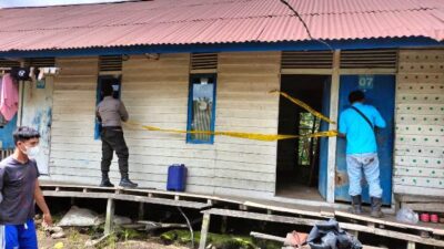 karyawan PT Sintang Raya ditemukan telah tak bernyawa di mess Divisi II Olak Olak Estate, Desa Olak Olak, Kecamatan Kubu, Senin (31/7). Polisi telah memasang garis polisi di sekitar kamar korban untuk dilakukan penyelidikan. Foto: ist/tmB