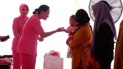 Ketua Umum Bhayangkari Juliati Sigit Prabowo memberikan bantuan makanan tambahan bergizi kepada ibu dan anak saat melakukan peninjauan posko stunting di RS Bhayangkara Tk III pada Senin (14/8). Posko Presisi Stunting RS Bhayangkara Tk. III telah mencatat ratusan anak Kalbar mengalami stunting. Foto: tmB