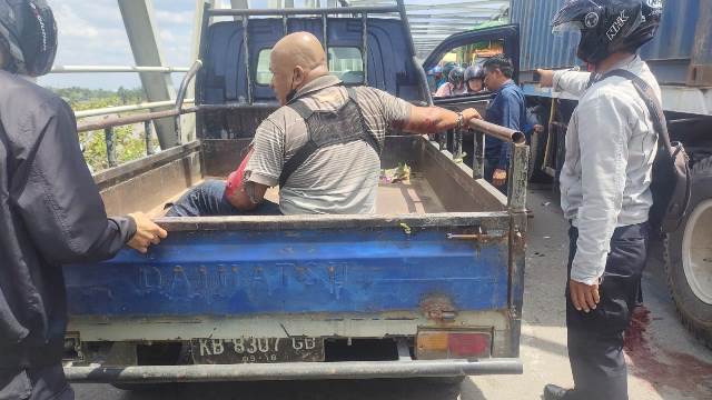 Dua pengendara motor nyaris tergilas truk dan trailer di Jembatan Kapuas 2 lantaran nekat menyalip dua kendaraan tersebut, Senin (28/8). Akibatnya, para pengendara mengalami luka-luka. Foto: tmB