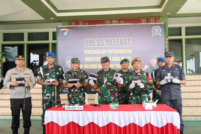 Pangdam XII/ Tpr Mayjen TNI Iwan Setiawan saat konfresni pers pada rABU (9/8) menegaskan Kodam XII/Tpr telah berkoordinasi dengan pihak PDRM untuk memburu pelaku penyelundupan barang haram tersebut. Foto: tmB