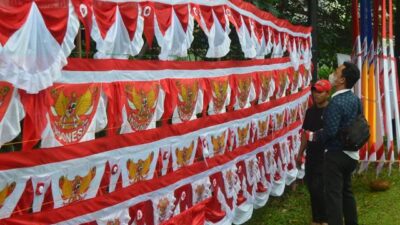 Di H-10 Hari Kemerdekaan Republik Indonesia ke 78 para pedagang bendera merah putih menjamur di sepanjang jalan Alteri Supadio (Ayani II). Seperti yang dilakoni salah satu pedagang asal Garut meraup cuan di Kalbar.