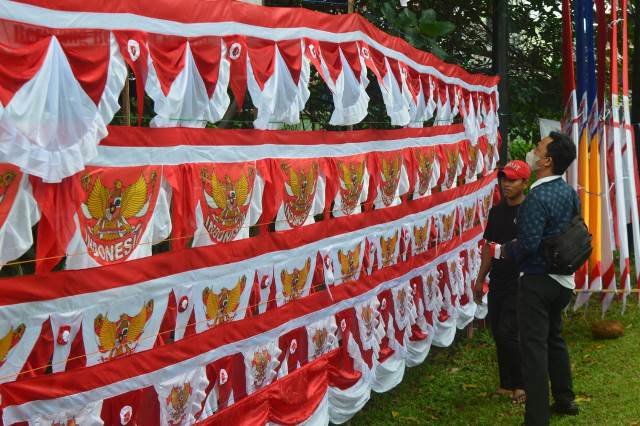 Di H-10 Hari Kemerdekaan Republik Indonesia ke 78 para pedagang bendera merah putih menjamur di sepanjang jalan Alteri Supadio (Ayani II). Seperti yang dilakoni salah satu pedagang asal Garut meraup cuan di Kalbar.