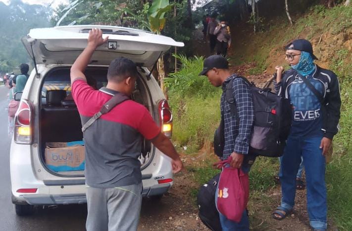 Upaya penyelundupan lima orang Calon Pekerja Migran Indonesia (CPMI) ilegal ke Malaysia berhasil digagalkan polisi di kawasan perbatasan RI - Malaysia pada Selasa (29/8). Foto: pek