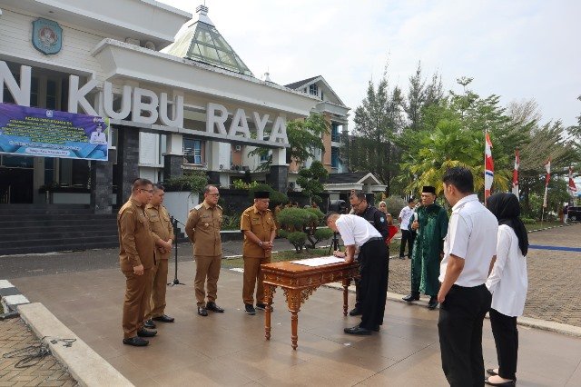 Bupati Kubu Raya Muda Mahendrawan melantik 302 orang Pegawai Pemerintah dengan Perjanjian Kerja (PPPK) sekaligus diberikan Surat Keputusan (SK) penempatan, Selasa (8/8). Foto: dian