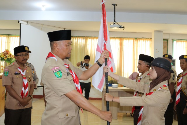 Staf Ahli Bupati Ketapang Bidang Ekonomi, Keuangan dan Pembangunan Maryadi Asmu'ie saat melepas 28 orang kontingan Pramuka Ketapang mengikuti Rainas di Jakarta, Rabu (9/8). Foto: naufal