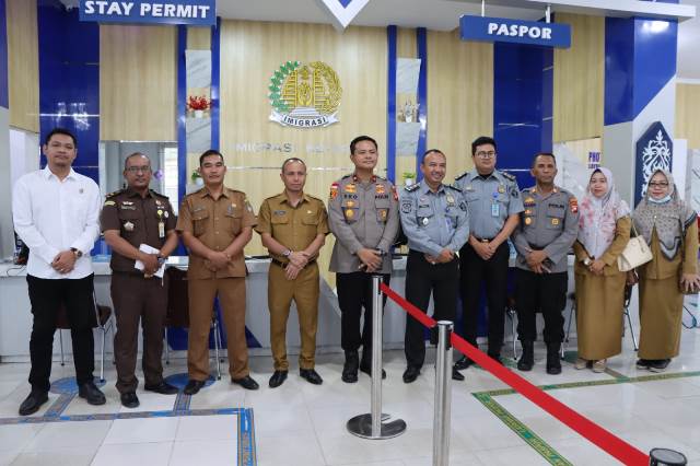 Tim Saber Pungli bersama Wakapolres Ketapang Kompol Eko Mardianto melakukan sidak di Mal Pelayanan Publik Ketapang, Senin (28/8). FOto: naufal