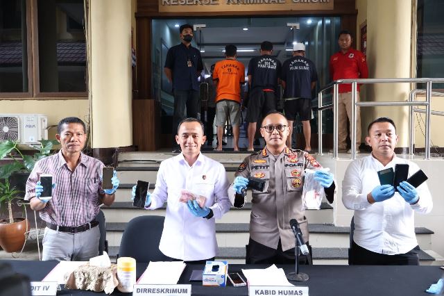 Sindikat TPPO di Kalbar berhasil dibongkar oleh jajaran Polda Kalbar. Alhasil tiga orang tersangka dan 10 orang Calon PMI ilegal asal Jawa Tengah diamankan. Foto: tmb