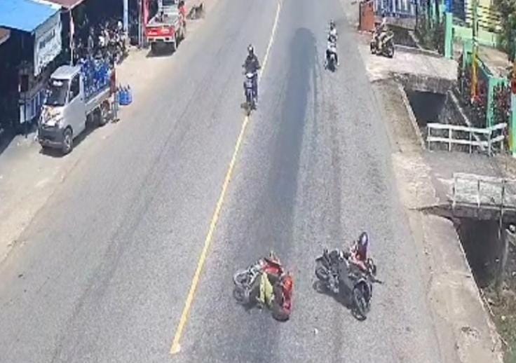 Kecelakaan lalu lintas di jalan raya Kota Sanggau belum lama yang terekam kamerea CCTV akibat tumpahan solar