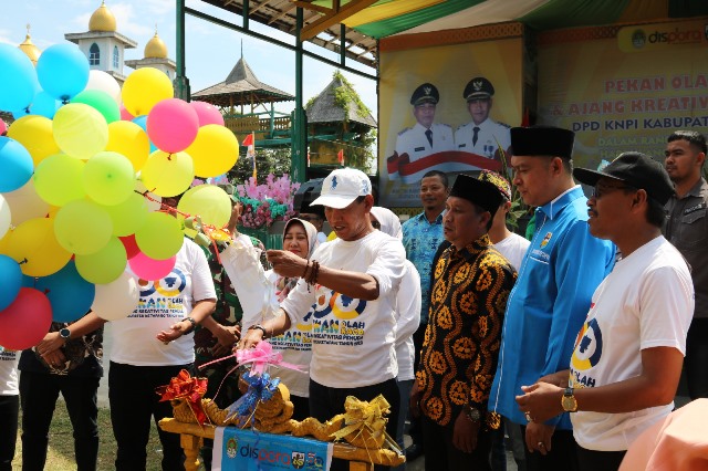 Wakil Bupati Ketapang Farhan membuka lomba tarian kreasi daerah dan senam sehat yang digelar DPD KNPI Ketapang dalam rangka HUT ke-50 KNPI, Jumat (11/8).