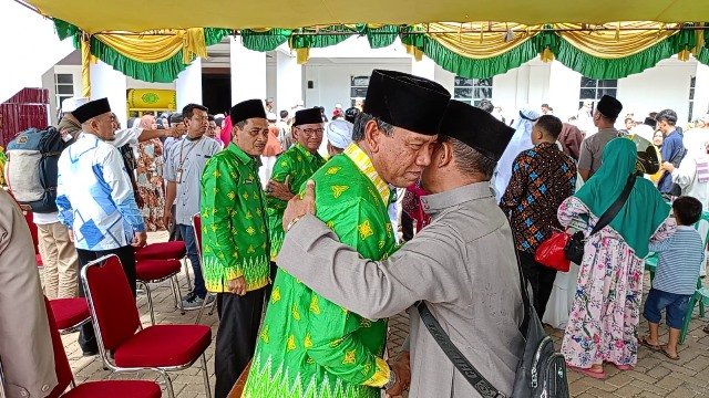 Wakil Bupati Ketapang Farhan saat menyambut kedatangan 229 jamaah haji, Jumat (4/8)