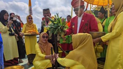 Wakil Bupati Sanggau Yohanes Ontot saat membuka Festival Budaya Keraton Paku Negara Tayan yang salah satu kegiatannya ritual mandi bedel, Sabtu (12/8)