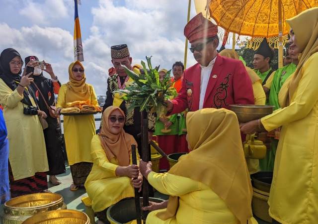 Wakil Bupati Sanggau Yohanes Ontot saat membuka Festival Budaya Keraton Paku Negara Tayan yang salah satu kegiatannya ritual mandi bedel, Sabtu (12/8)