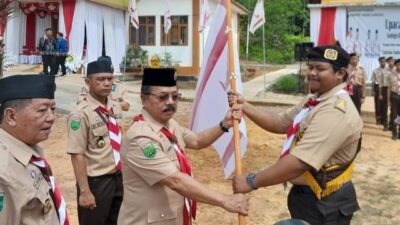 Wakil Bupati Sanggau Yohanes Ontot saat melepas kontingen Pramuka Sanggau yang dikirim ke ajang Raimuna Nasional (Rainas) XII yang berlangsung di bumi perkemahan Cibubur Jakarta, Kamis (10/8).