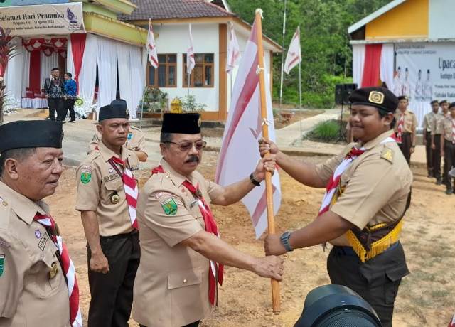 Wakil Bupati Sanggau Yohanes Ontot saat melepas kontingen Pramuka Sanggau yang dikirim ke ajang Raimuna Nasional (Rainas) XII yang berlangsung di bumi perkemahan Cibubur Jakarta, Kamis (10/8).