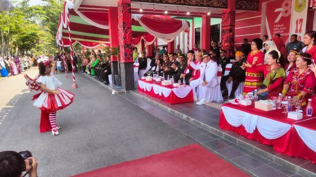 Pelajar dan remaja Sanggau menampilkan kostum unik di Daranante Street Carnaval 2 di hadapan Bupati Sanggau dan pejabat lainnya usai upacara di Halaman Kantor Bupati Sanggau, Kamis (17/8).