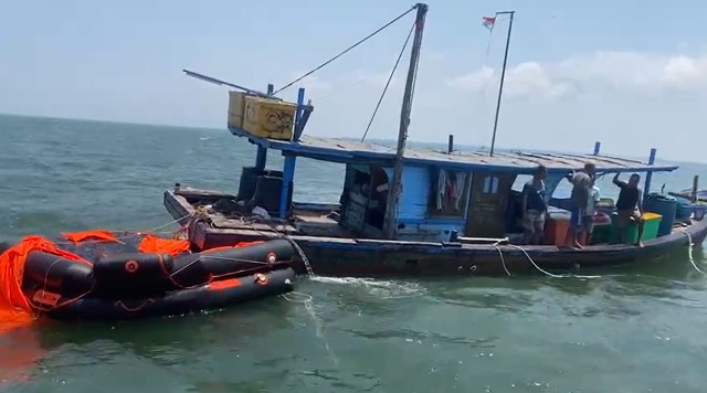 ABK TB. Pulau Masa 7 yang dikabarkan tenggelam di perairan Padang Tikar Kecamatan Kubu Kabupaten Kubu Raya berhasil selamat. Keduanya Supriyadi dan Jimmy Christian Budiman sempat hilang tenggelam pada Sabtu (24/9) namun akhirnya berhasil ditemukan nelayan yang kemudian dievakuasi oleh Tim SAR gabungan pada Senin (25/9). Foto: ist/SAR/tmB