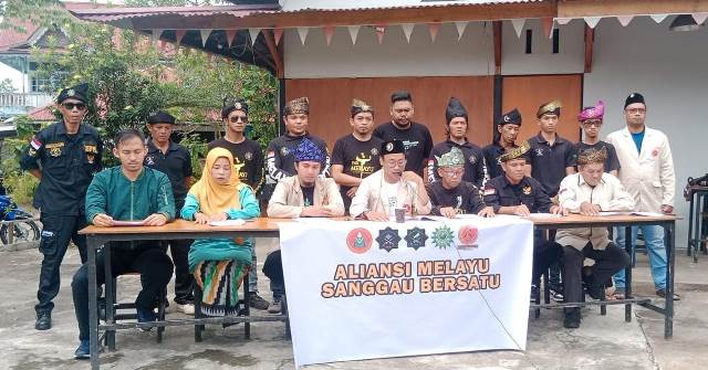 Aliansi Melayu Sanggau Bersatu mengeluarkan pernyataan sikap terkait tragedi Rempang di Kepulauan Riau yang disampaikan saat konfrensi pers, Minggu (17/9). Foto: pek