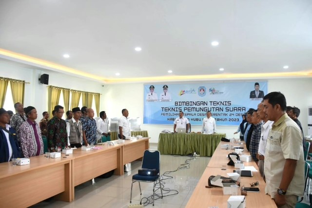 Menghadapi Pilkades serentak di Kubu Raya yang akan digelar pada 17 Oktober 2023, para pengurus BPD, PPKD dan Panwas dibekali ilmu tentang teknis pemungutan suara, Rabu (27/9). Foto: tmB