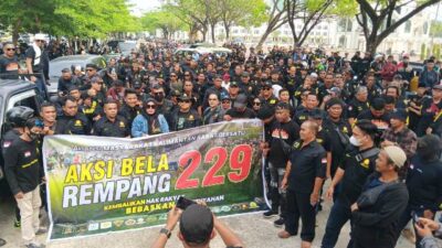 Aksi demo warga perwakilan dari 18 ormas di Kalbar Jumat (22/9) yang membela masyarakat Pulau Rempang di Kepulauan Riau mempertahankan hak ulayat tanah adat yang akan digunakan untuk pembangunan Proyek Strategis Nasional Eco City. Foto: dian