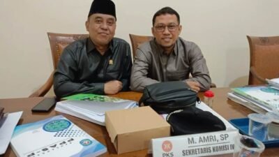 Anggota Fraksi Nasdem KH Hanafi dan Anggota Fraksi PKS-PPP M. Amri yang memberikan catatan penting terhadap Raperda inisiatif tentang Pondok Pesantren yang telah disampaikan pada Selasa (12/9) oleh pengusul saat rapat paripurna. Foto: rob