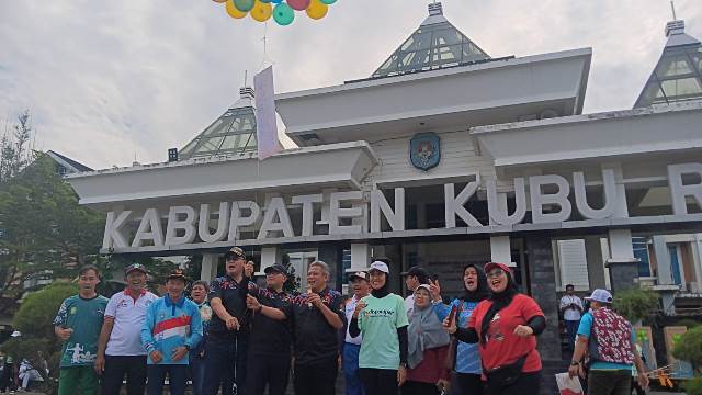Bupati dan Wakil Bupati serta Ketua DPRD Kubu Raya melepaskan balon saat upacara memperingati Hoarnas, Jumat (9/9)