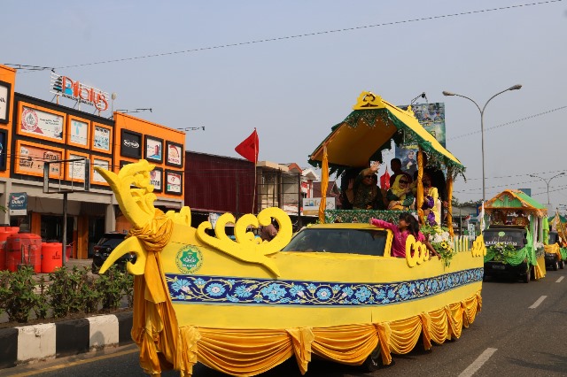 MABM Ketapang mengadakan pagelaran adat Melayu dengan melakukan Pawai Arak-Arakan Hastaguna Raksasa mengelilingi Kota Ketapang, Kamis (29/9). Foto: naufal